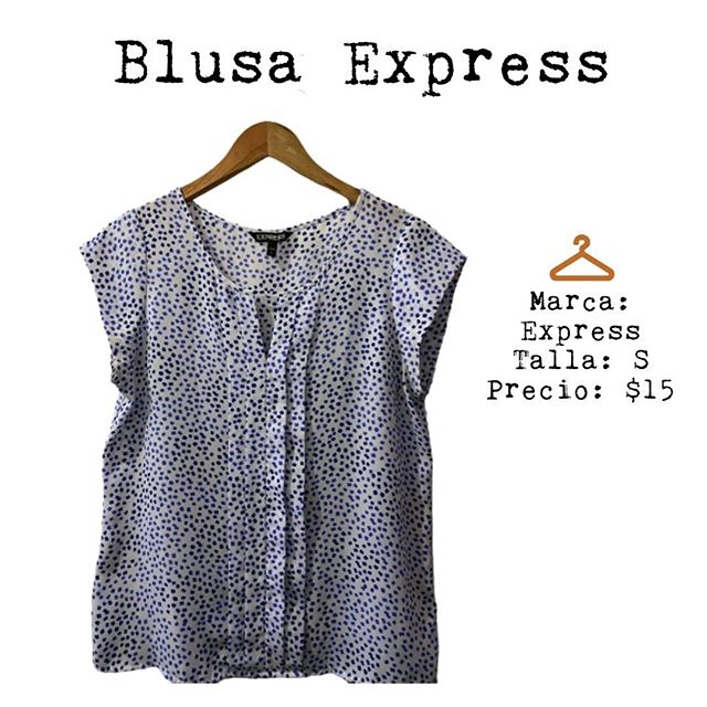 Blusa con estampado de puntos azules talla small. Por su tela y corte de mangas estiliza un estilo casual si quieres usarla con jeans o pantalón de vestir / falda en tonos claros.

#prelovedexpress #preloved